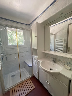 Dusche, Haartrockner, HandtĂŒcher, Seife