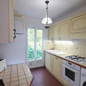 Fridge, microwave, oven, stovetop - Villa Les Chênes - Golf de Saint-Tropez Experience (Grimaud)