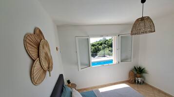 4 bedrooms, iron/ironing board, bed sheets