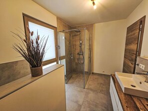 Bathroom - Nice apartment in villa for 6 guests with WIFI, TV, terrace and pets allowed (Steindorf Am Ossiacher See)