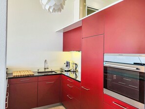 Oven, dishwasher, highchair