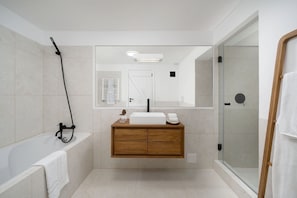 Shower, hair dryer, towels, soap - Serene Algarve 2 bdr Villa with Ocean-View Shared Pool in Lovely Luz near Lagos (Luz)