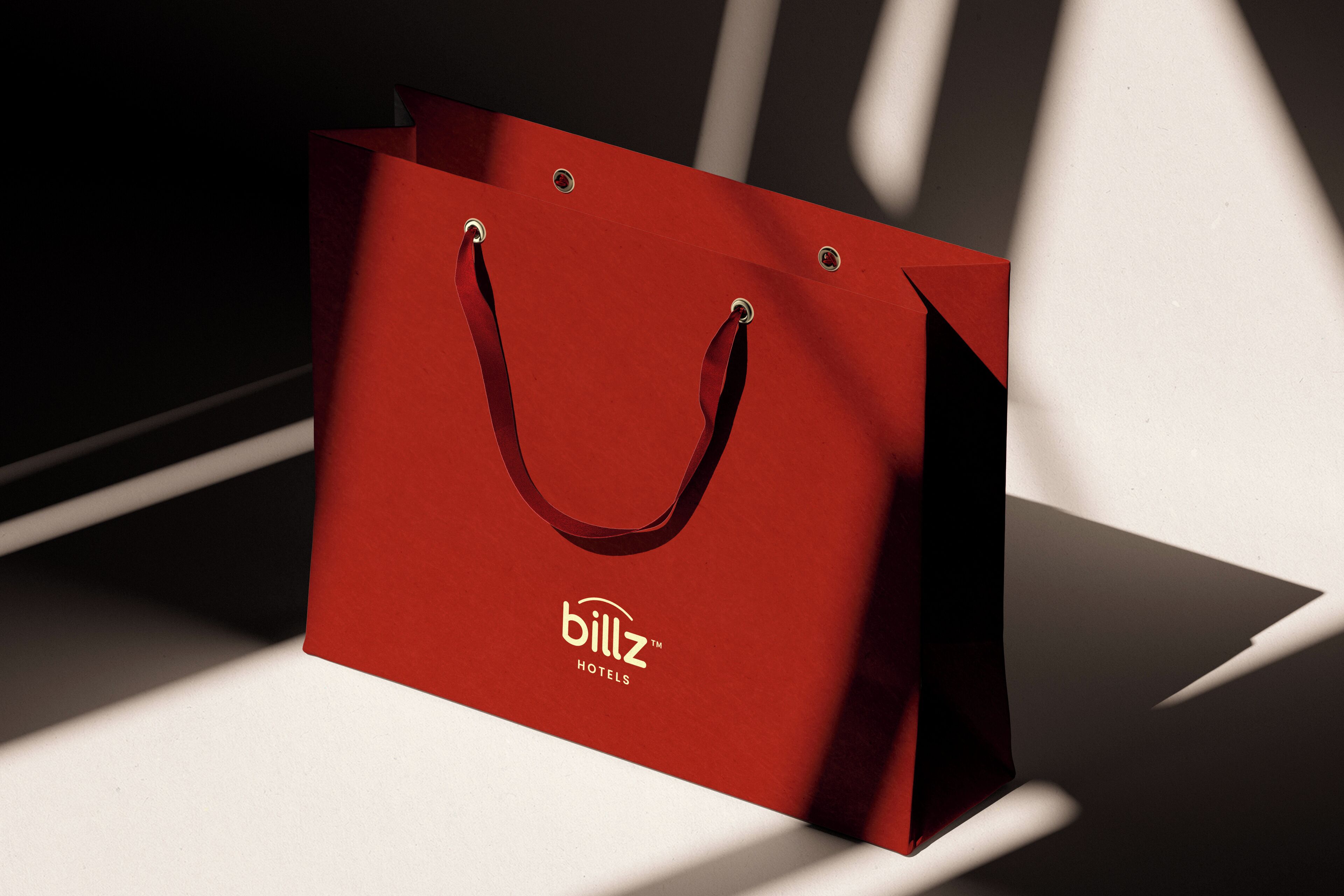 Una bolsa roja con el logotipo "billz hotels" sobre una superficie blanca.