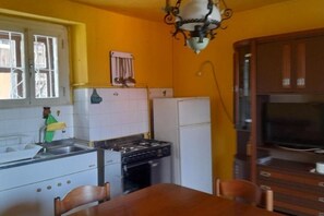 KĂŒhlschrank, Ofen, Herdplatte, Wasserkocher mit Kaffee-/Teezubehör