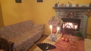 Una televisión, una chimenea