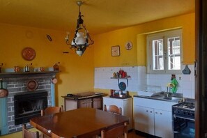 Fridge, oven, stovetop, coffee/tea maker - Cadlaelsa (Beura-cardezza)