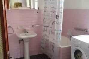 Een haardroger, handdoeken, zeep, shampoo