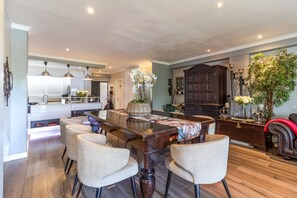 Dining - Luxury Lakeside Lodge @ Jack Nicklaus Golf Estate (Paarl)