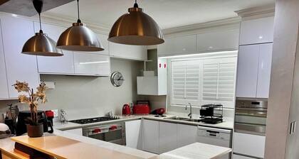 Lakefront Luxury in Pearl Valley – Golf & Wine