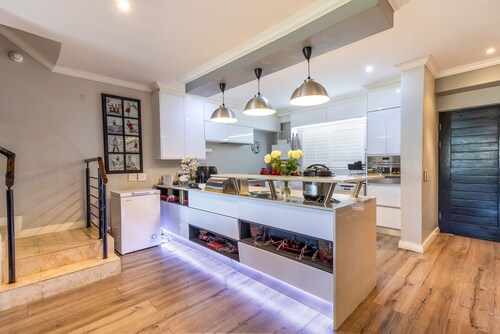 Lakefront Luxury in Pearl Valley – Golf & Wine