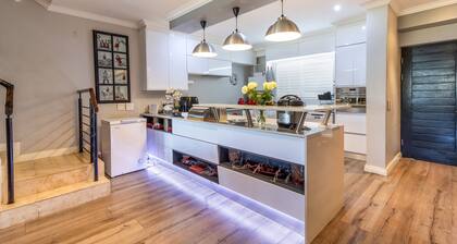 Lakefront Luxury in Pearl Valley â Golf & Wine