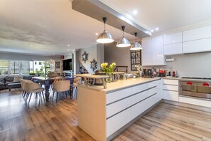 Microondas, horno, parrilla de estufa y lavavajillas