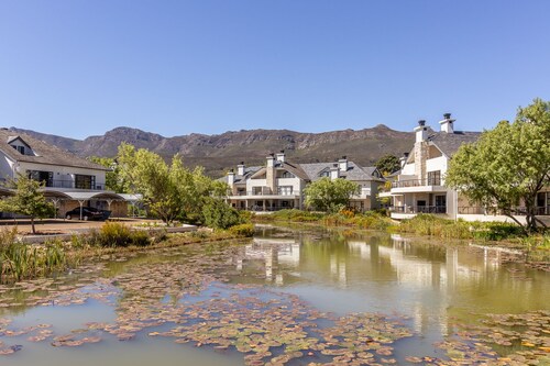 Lakefront Luxury in Pearl Valley – Golf & Wine