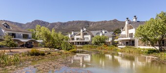 Lakefront Luxury in Pearl Valley – Golf & Wine