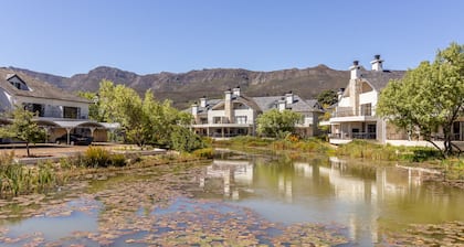 Lakefront Luxury in Pearl Valley – Golf & Wine