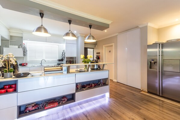 Micro-ondes, four, plaque de cuisson, lave-vaisselle