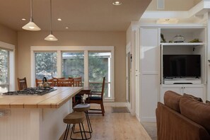 Interior - Bluebird Day - Big River, Luxurious 4BR home in Bend, perfect for families or groups of up to 8. (Bend)