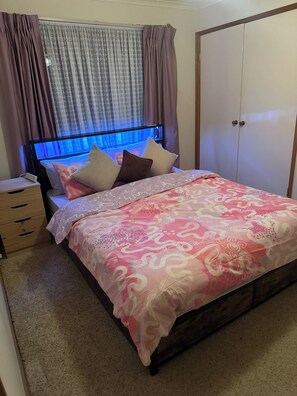 Tabla de planchar con plancha, wifi y ropa de cama 