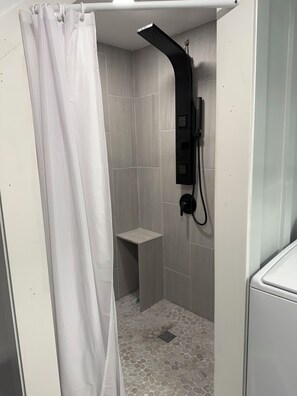 Dusj, hårføner, bidé og håndklær