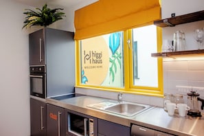 Appartement | Privékeuken | Een koelkast, een microgolfoven, een oven, een kookplaat