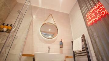 Apartment for 2 with Internal Lightwell | Bathroom | Free toiletries, hair dryer, towels, soap