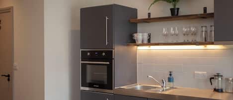 Apartment for 2 back loft | Cocina privada | Refrigerador, microondas, horno y parrilla de estufa