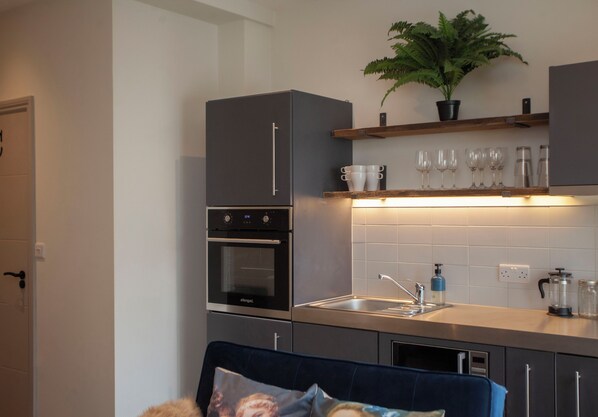 Apartment for 2 back loft | Cozinha privada | Geladeira, micro-ondas, fogão, cooktop