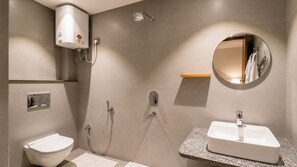 ห้องดีลักซ์สวีท, ระเบียง, วิวเมือง | ห้องน้ำ
