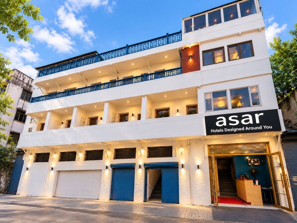 Un hotel de varios pisos con un cartel que dice 'asar Hotels Designed Around You'.
