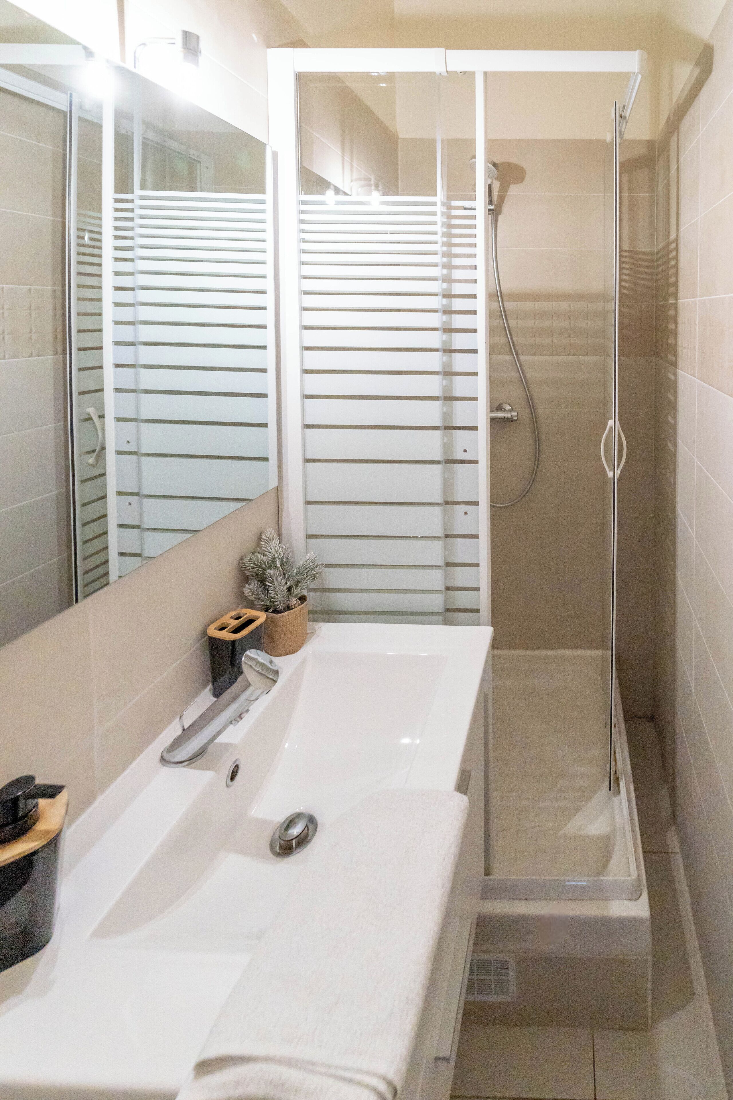 Douche, sèche-cheveux, serviettes fournies, savon