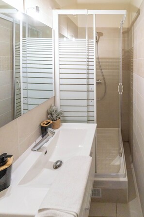 Een douche, een haardroger, handdoeken, zeep