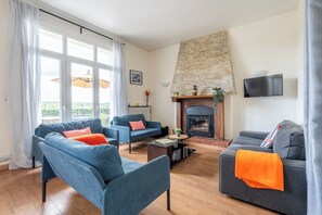 Una Smart TV, una chimenea