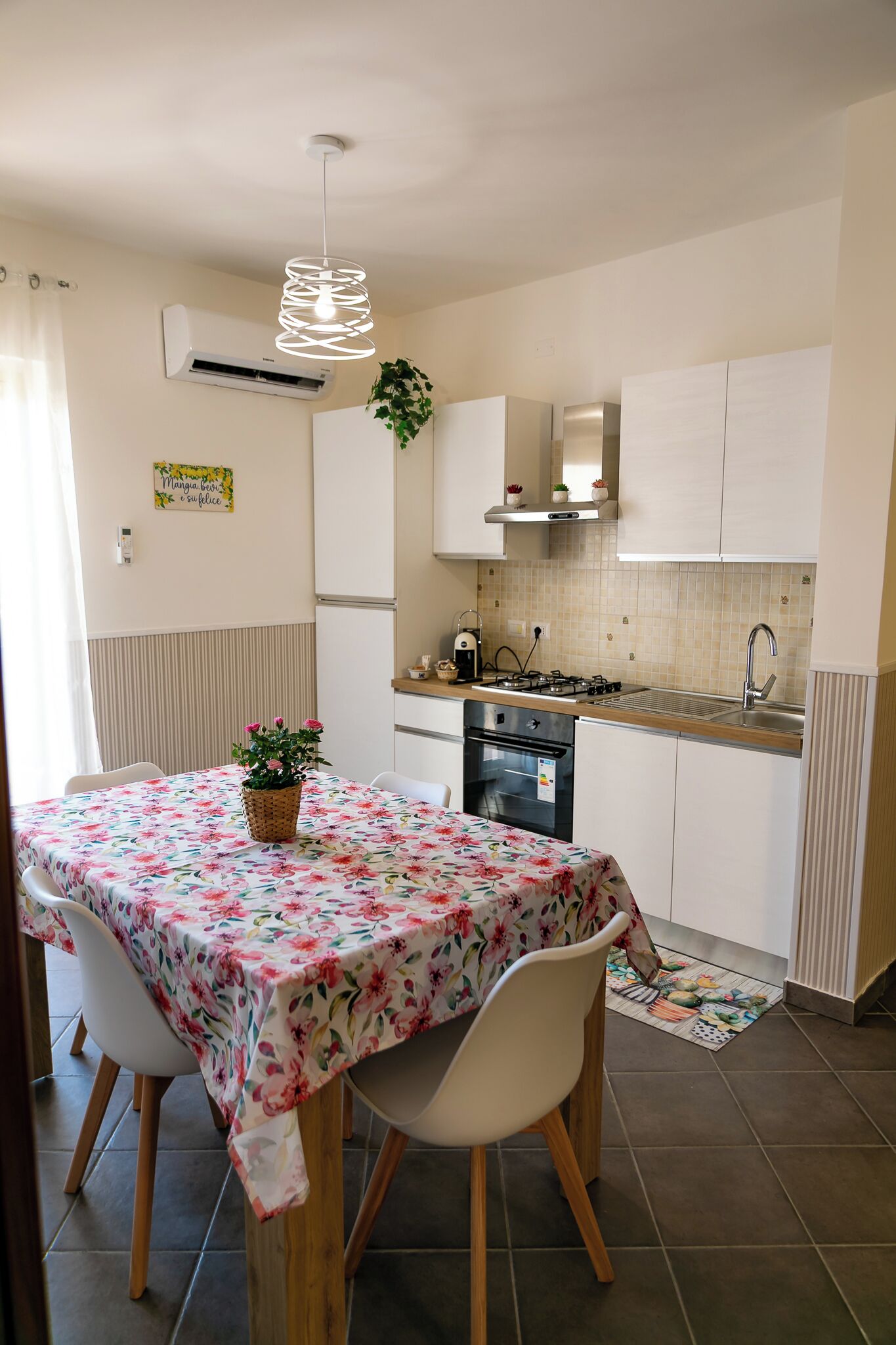 Frigorifero, microonde, forno, piano cottura