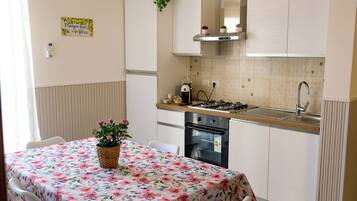 Frigorifero, microonde, forno, piano cottura
