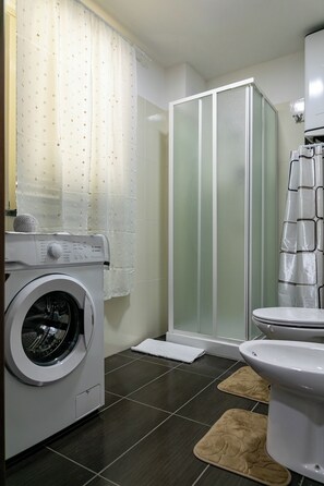Dusche, Haartrockner, Bidet, Handtücher