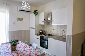 Frigorifero, forno, piano cottura, seggiolone