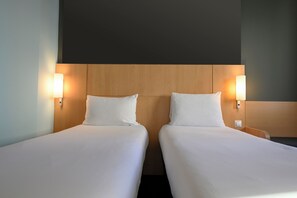 Zweibettzimmer | Schreibtisch, laptopgeeigneter Arbeitsplatz, Verdunkelungsvorhänge