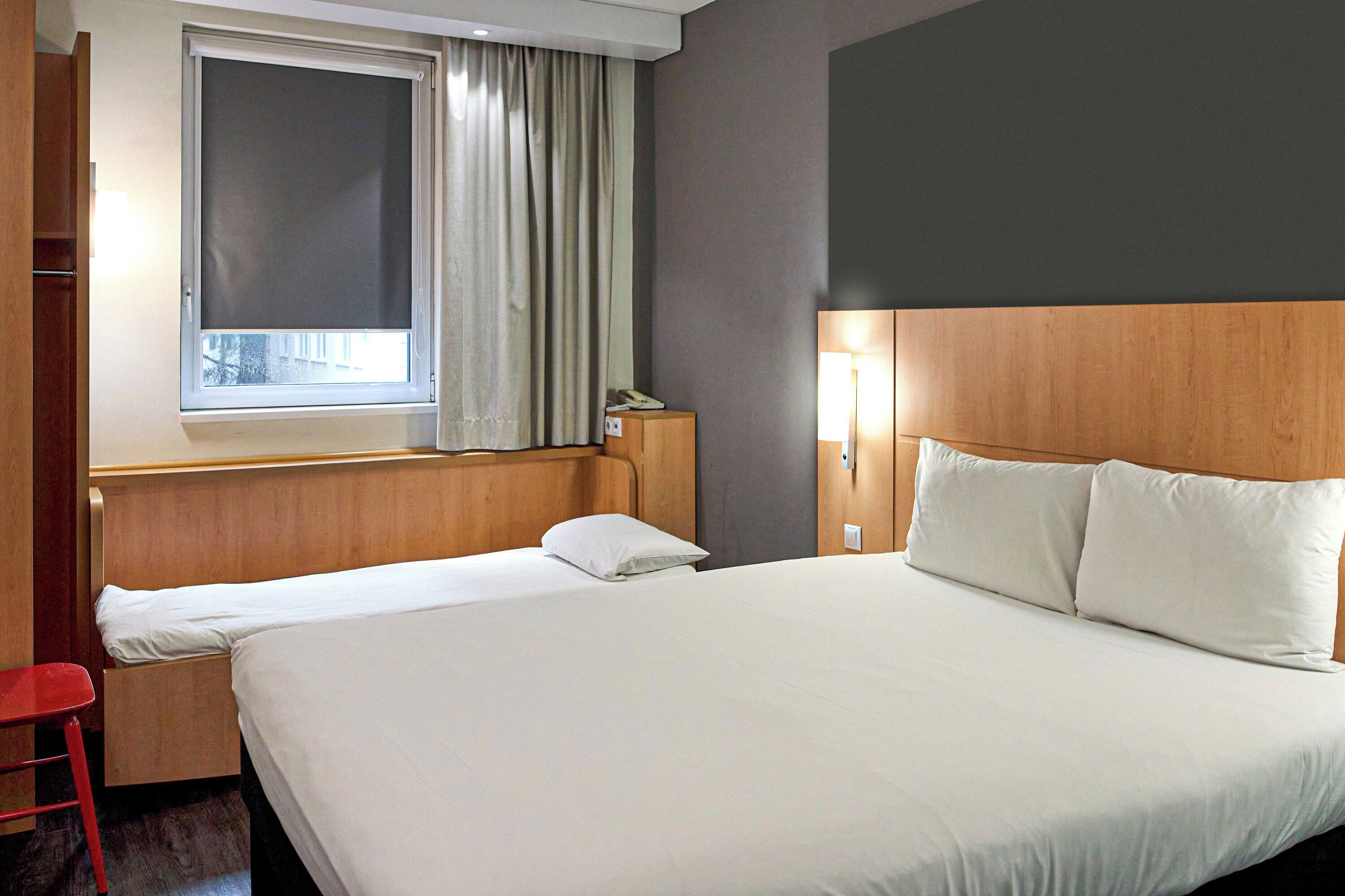 Quarto standard, 1 cama Queen | Escrivaninha, espaço de trabalho para notebook, cortinas blackout