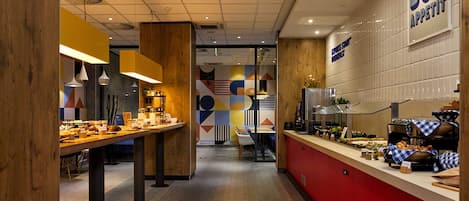 A breakfast buffet area with a variety of food items and a sign indicating 'BON APPETIT.'