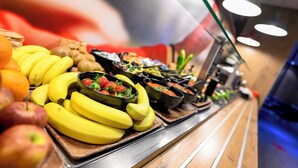 Een buffet met diverse soorten fruit en gerechten.