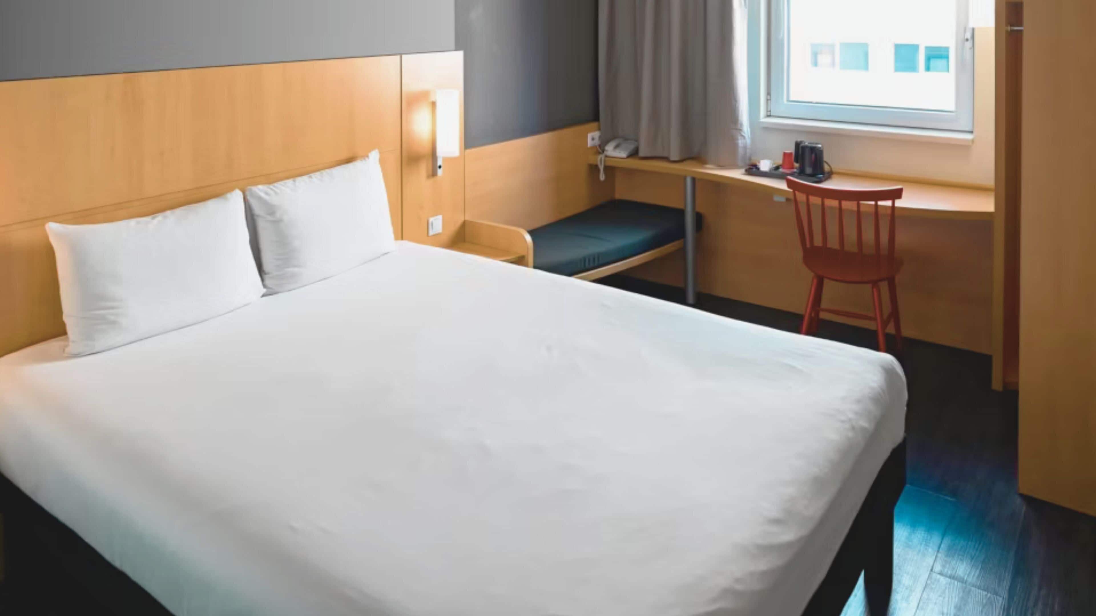 Quarto standard | Escrivaninha, espaço de trabalho para notebook, cortinas blackout