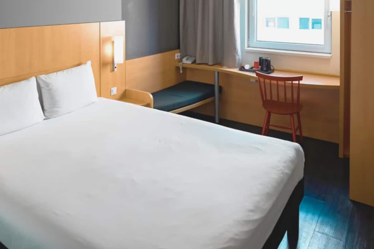 Quarto standard | Escrivaninha, espaço de trabalho para notebook, cortinas blackout