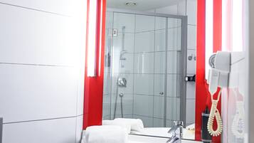 Escritorio, espacio para trabajar con laptop y cortinas blackout