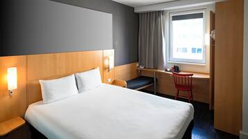 Escritorio, espacio para trabajar con laptop y cortinas blackout