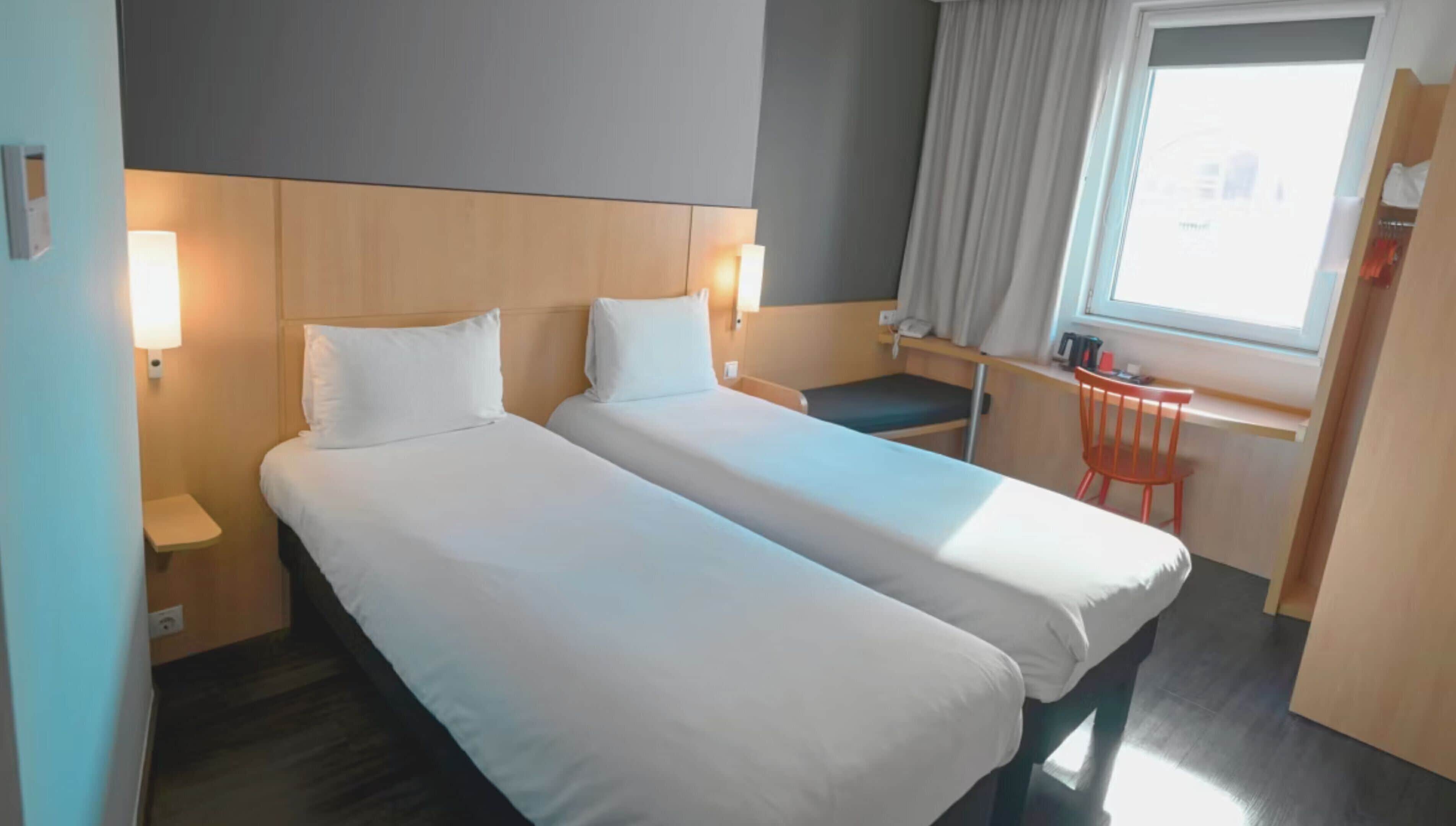 Quarto standard, 2 camas de solteiro | Escrivaninha, espaço de trabalho para notebook, cortinas blackout