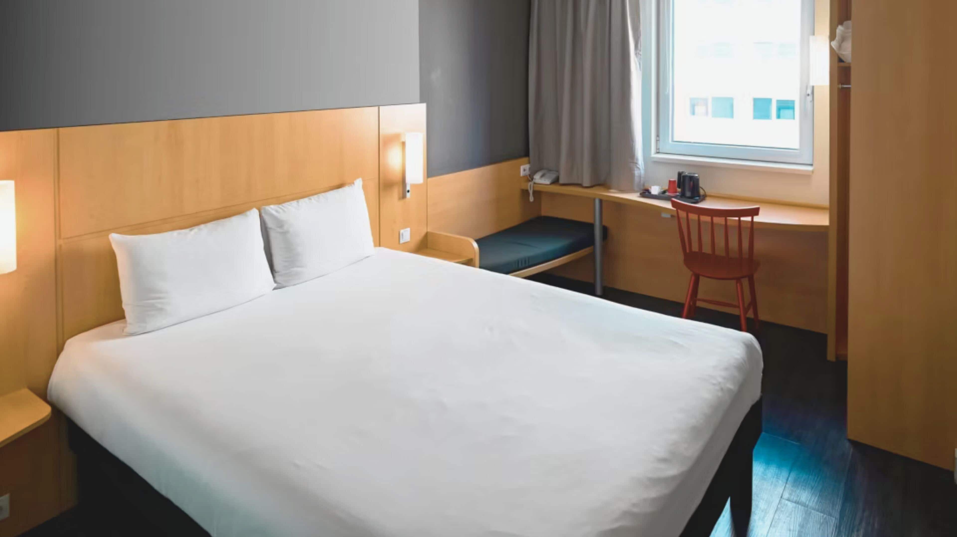 Escrivaninha, espaço de trabalho para notebook, cortinas blackout