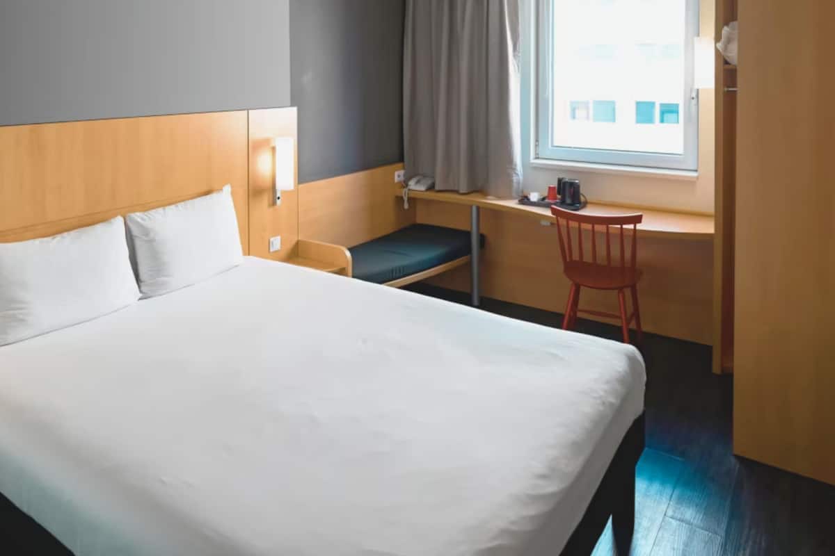 Escrivaninha, espaço de trabalho para notebook, cortinas blackout