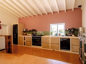 Kylskåp, ugn, spishäll och diskmaskin