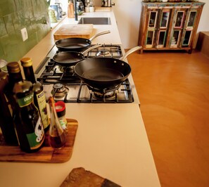 Kylskåp, ugn, spishäll och diskmaskin