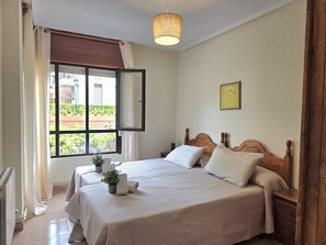 3 室のベッドルーム、アイロン / アイロン台、WiFi (無料)、ベッドシーツ